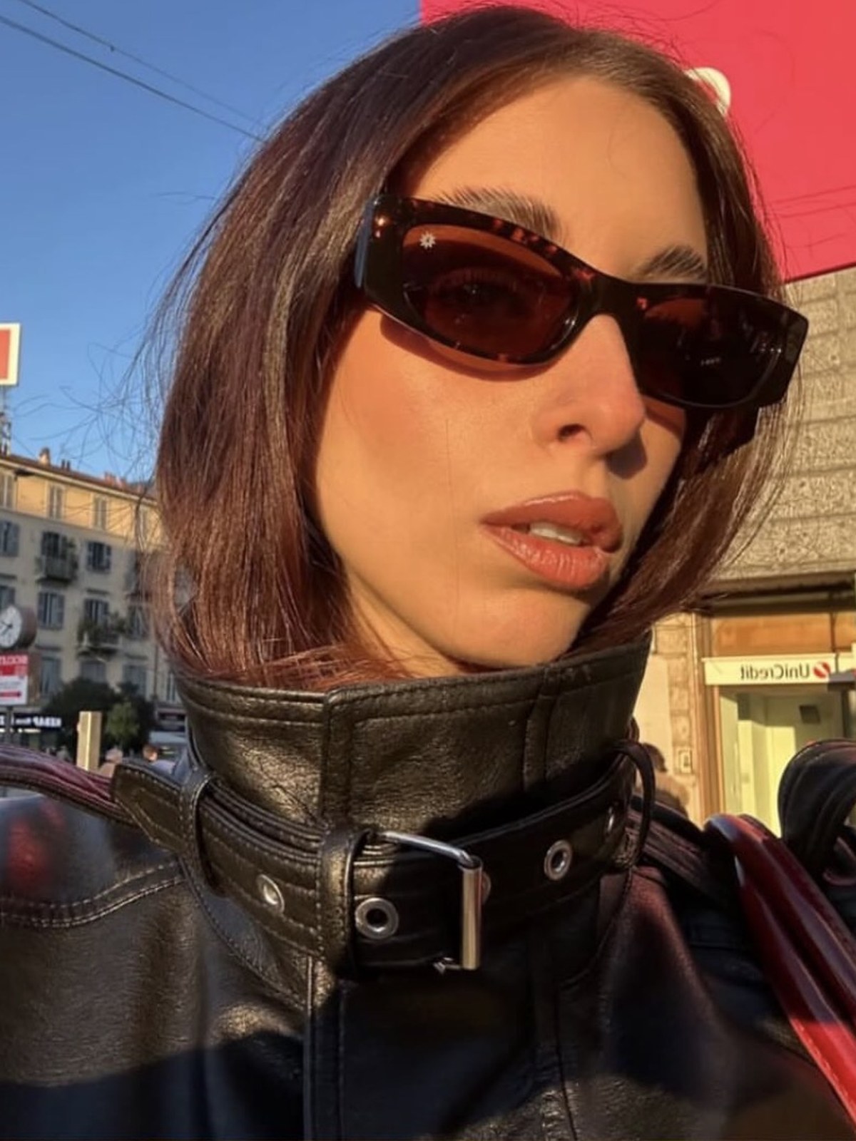 Cliente Scirocco con occhiali tartarugati, giacca di pelle