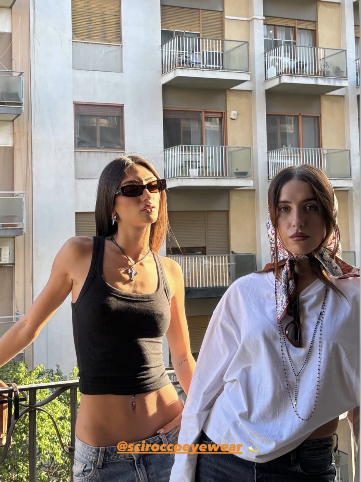 Due clienti Scirocco su un balcone al tramonto