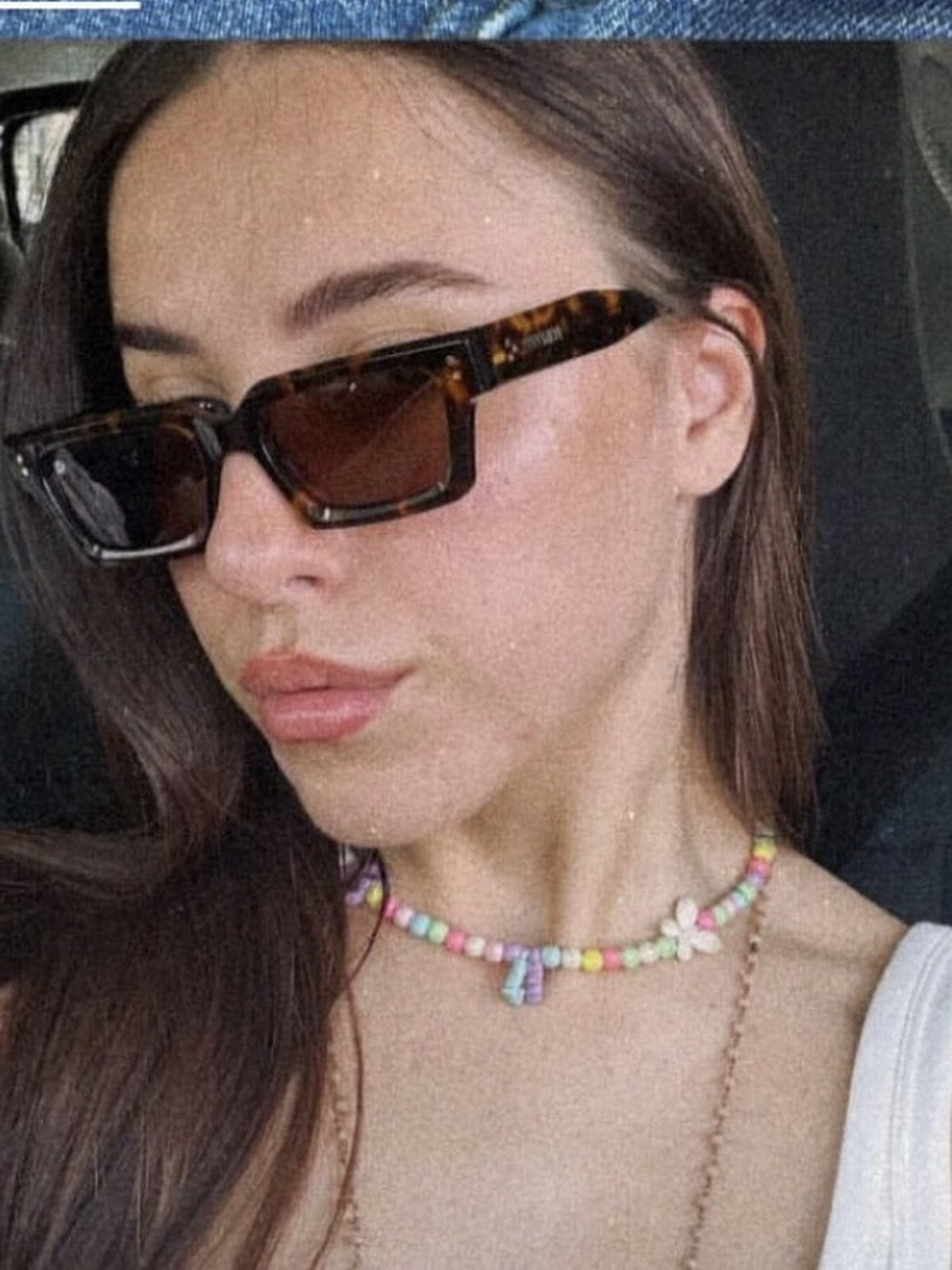 Cliente Scirocco con occhiali tartarugati e collana di perline