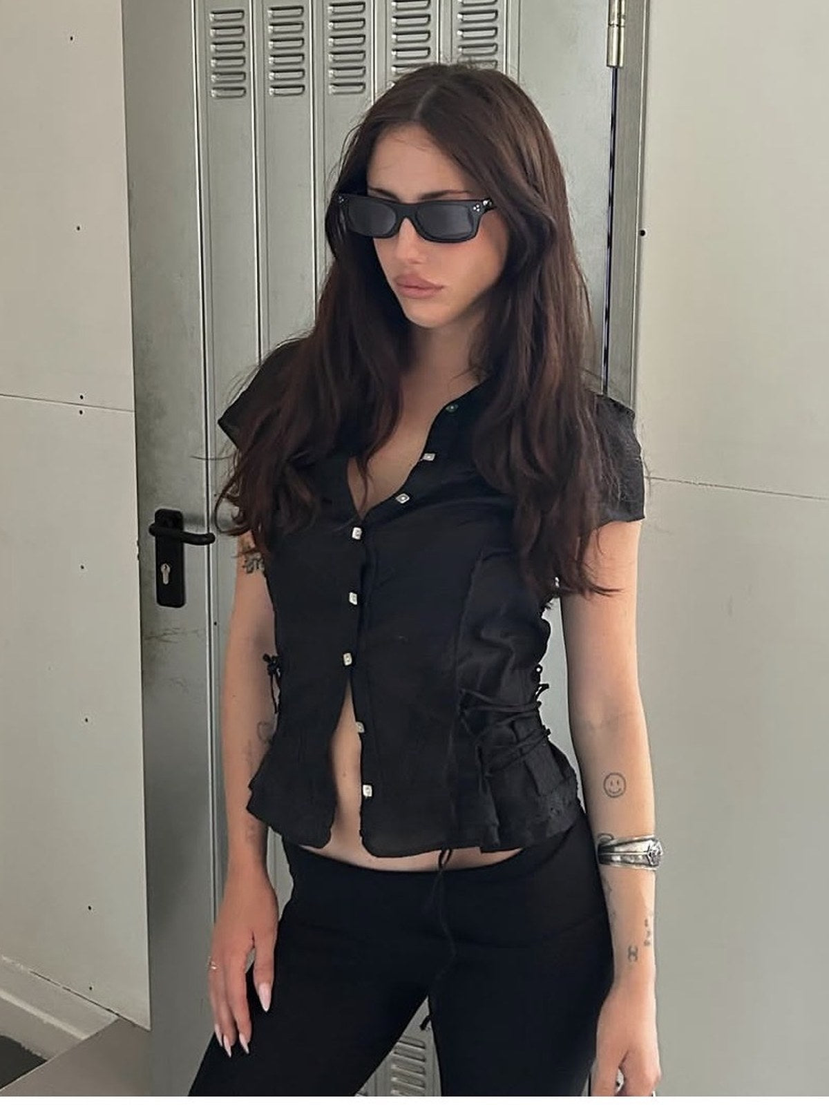 Cliente Scirocco in total black davanti agli armadietti